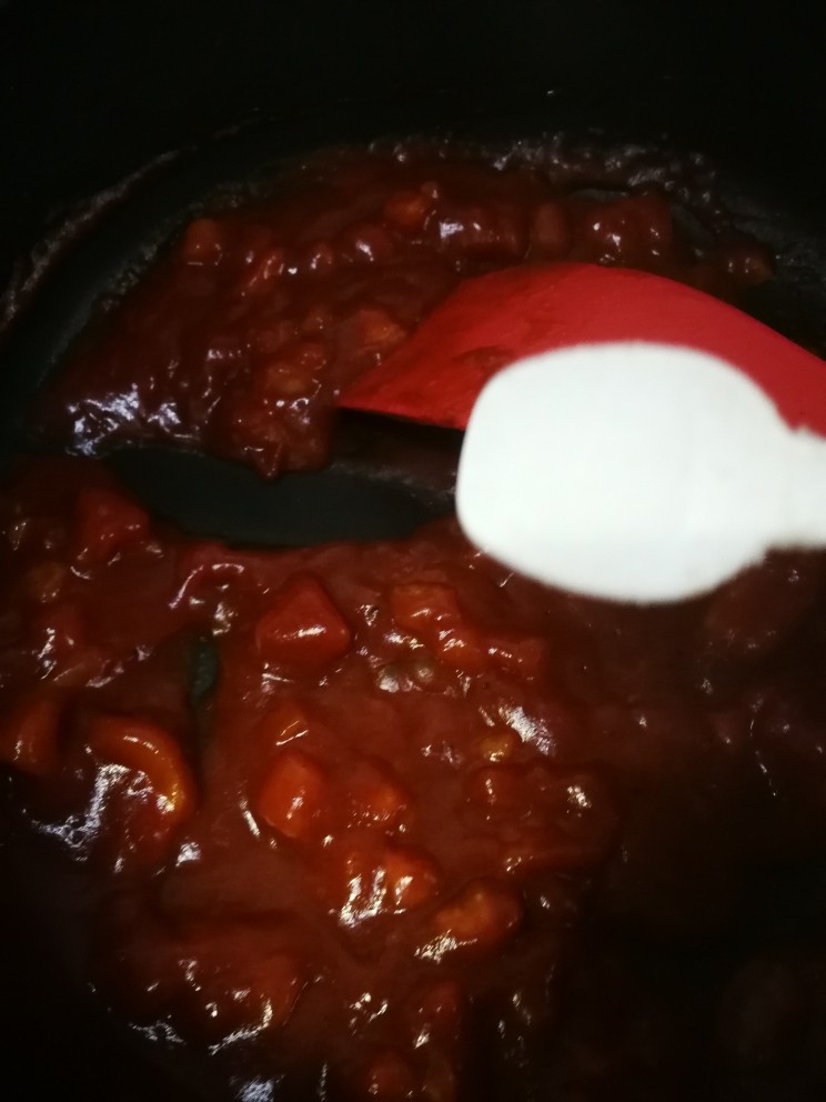 罗宋汤,小火慢慢翻炒浓稠后加适量盐调味。
