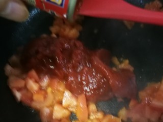 罗宋汤,番茄煸炒出水后加入番茄酱继续翻炒。