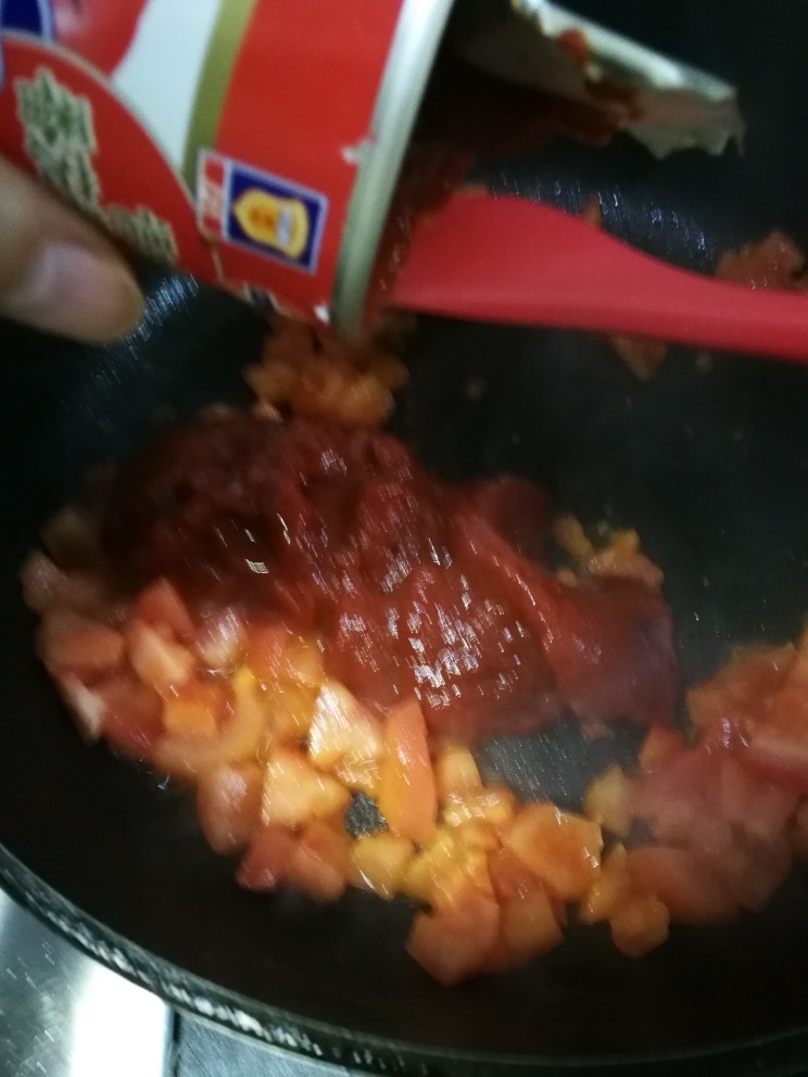 罗宋汤,番茄煸炒出水后加入番茄酱继续翻炒。