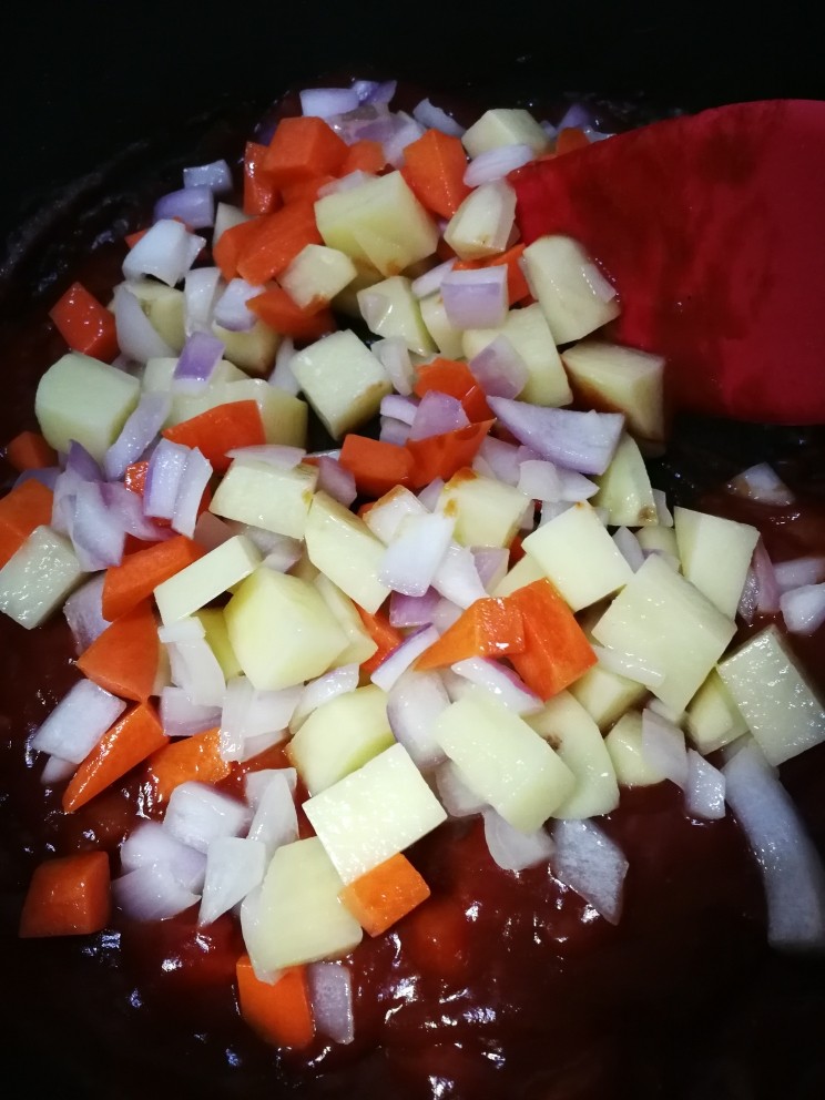 罗宋汤,倒入之前的土豆胡萝卜洋葱块。