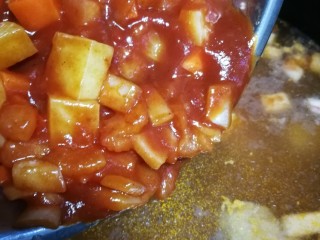 罗宋汤,等牛腩块炖得差不多的时候，捞出香叶加入番茄酱炒好的料。