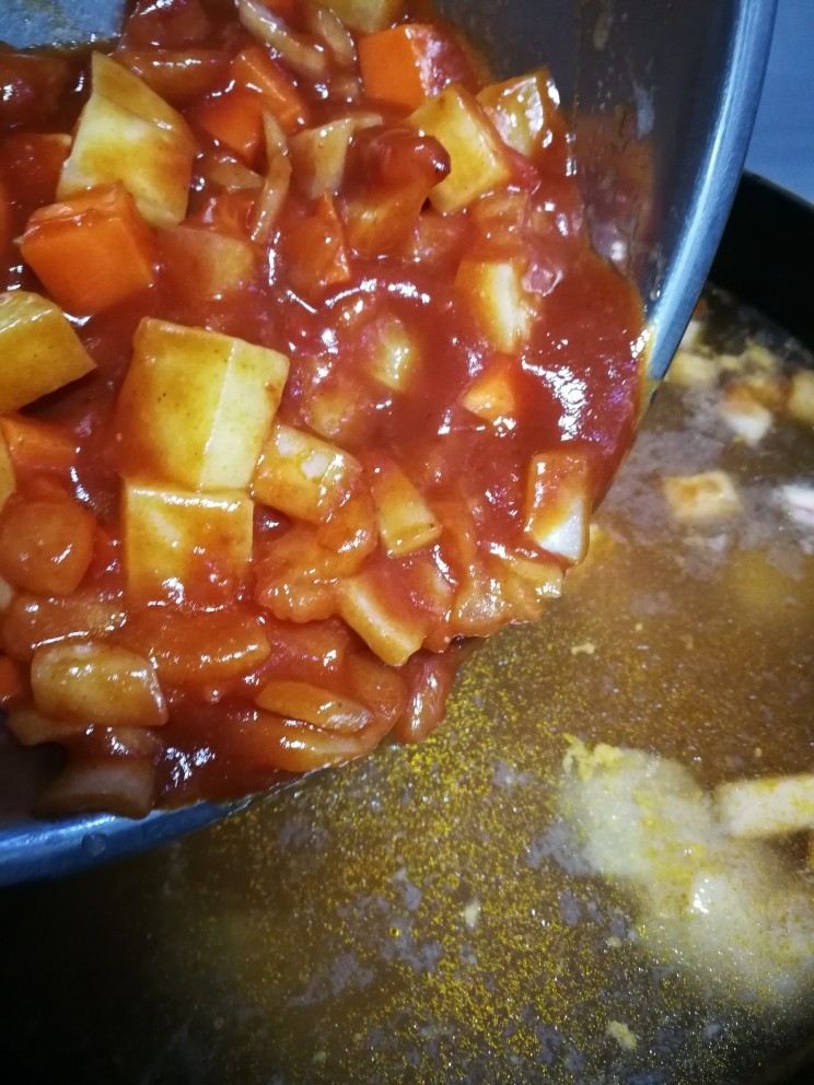 罗宋汤,等牛腩块炖得差不多的时候，捞出香叶加入番茄酱炒好的料。