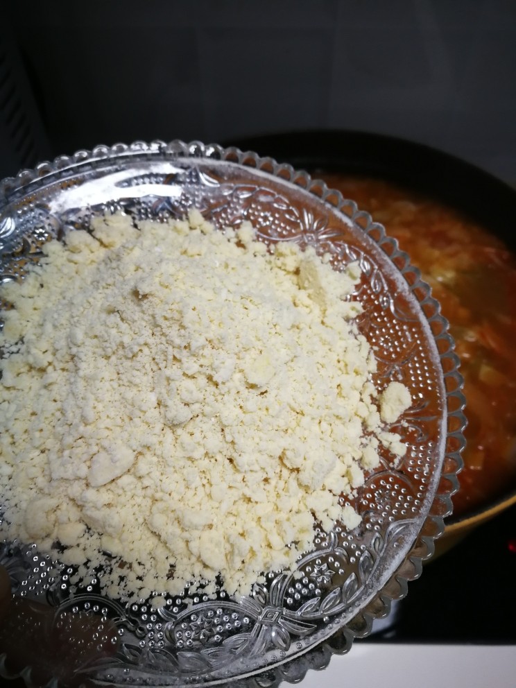 罗宋汤,打开锅盖，可以加入面粉了。（加面粉是为了让汤的口感更润滑细腻）