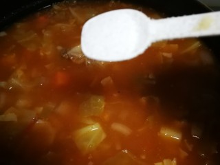 罗宋汤,搅拌均匀后再根据口味调味，加盐和糖。