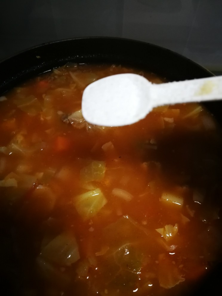 罗宋汤,搅拌均匀后再根据口味调味，加盐和糖。