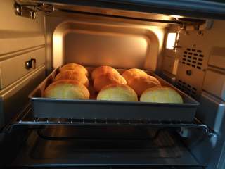  红薯小面包,放入预热好的烤箱中下层，上火160度下火150度，烘烤20分钟