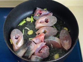 姜葱爆鲈鱼,放入腌制好的鱼块翻炒