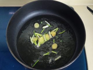 姜葱爆鲈鱼,锅里放油（比平时炒菜多一点）把姜葱爆香