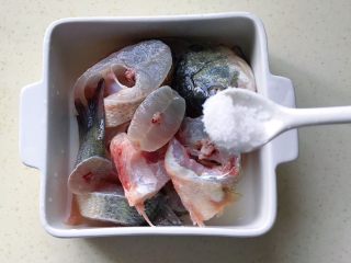 姜葱爆鲈鱼,洗净装在盘里，撒一勺盐