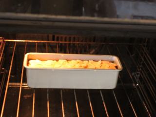千层地瓜蛋糕,预热好烤箱，以180℃烤40-45分钟。