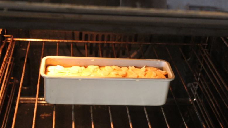 千层地瓜蛋糕,预热好烤箱，以180℃烤40-45分钟。
