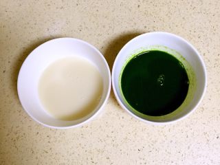 豌豆馒头—萌萌哒豌豆宝宝来袭,#白面团# 1.5g酵母加入75g温水中搅匀。
#绿面团# 菠菜洗净去根榨汁取75g，加入1.5g酵母搅匀。我用原汁机榨的菠菜汁，没有加水。