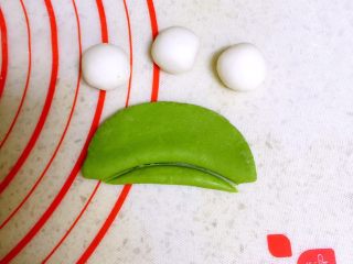 豌豆馒头—萌萌哒豌豆宝宝来袭,绿面皮对折，在对折处用小碟子边压一下。