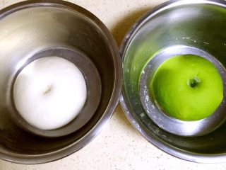 豌豆馒头—萌萌哒豌豆宝宝来袭,分别盖上保鲜膜发酵至1.5-2倍大。