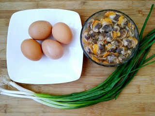 毛蚶子摊鸡蛋,准备食材。
