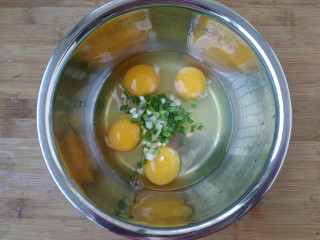 毛蚶子摊鸡蛋,加入一份葱沫。