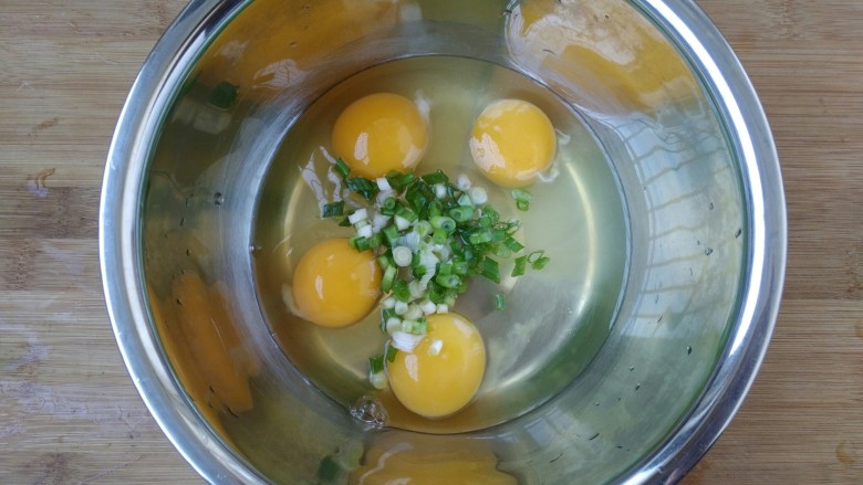 毛蚶子摊鸡蛋,加入一份葱沫。
