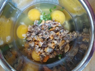 毛蚶子摊鸡蛋,加入切好的毛蚶子。