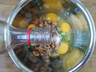 毛蚶子摊鸡蛋,加入大约5ml料酒。