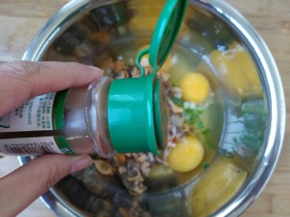 毛蚶子摊鸡蛋,加入大约1g五香粉。