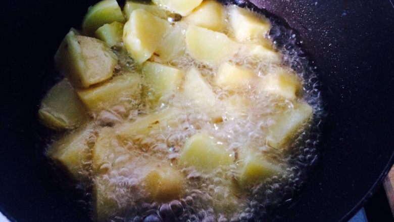 老板来份变态辣的—香辣土豆,油大概7成热，下土豆块油炸。