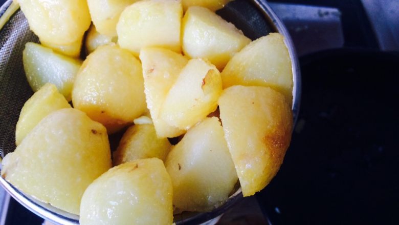 老板来份变态辣的—香辣土豆,炸到土豆表面有一点焦黄就捞起沥油。