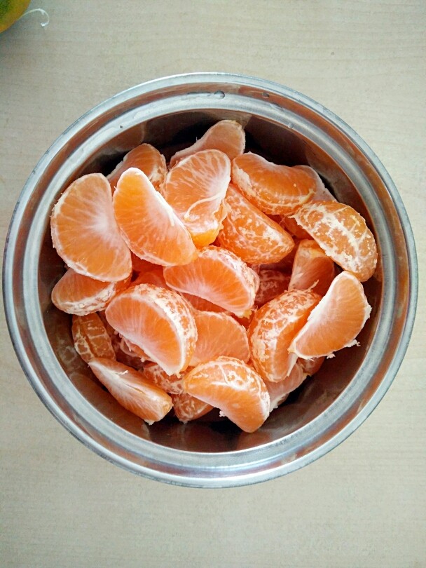 橘子罐头,把每一个橘子都剥好皮，把肉都取出来