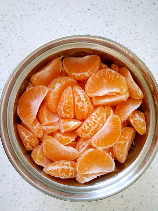 橘子罐头,把多余的筋膜去掉，因为这个煮出来的时候会很苦的，再用水龙头冲洗干净