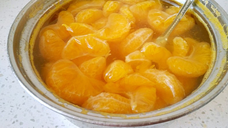 橘子罐头,小火煮至20分钟左右就可以了，煮好的橘子已经消气了