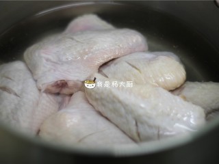红烧鸡翅,冷水下锅，将鸡翅焯一下，洗去浮沫