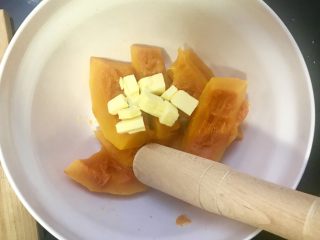 南瓜泥蛋糕,将蒸熟的南瓜和黄油一起放进碗里捣成糊