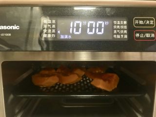 南瓜泥蛋糕,放入蒸锅，大火蒸10-15分钟（我家是蒸箱，也是一样的）