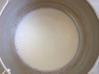 三叶草面包,卡仕达酱的做法

牛奶和糖混合，放入锅中煮沸