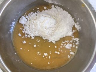 三叶草面包,蛋液、低粉、淀粉混合搅拌，倒入锅中，再次煮沸。
煮的过程要不停的搅拌。
最后放入黄油。
