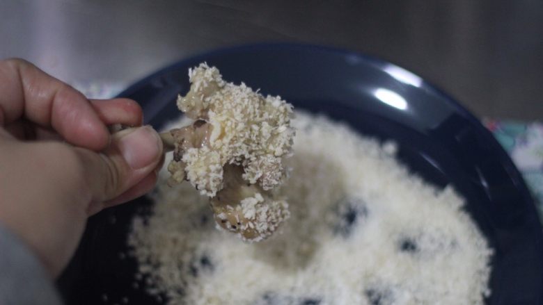 蒜香棒槌鸡,朋友圈专用！,再滚一圈面包糠，重复两遍是为了让面包糠粘均匀。