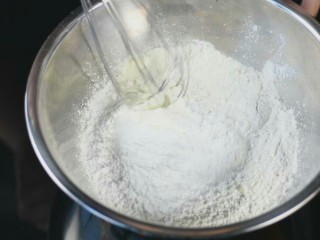 香甜南瓜派,低筋粉200克糖粉80克奶粉5克盐1克混合过筛。