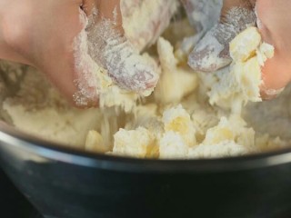 香甜南瓜派,加入黄油120克用手将黄油和面粉碾开融合成玉米面状。