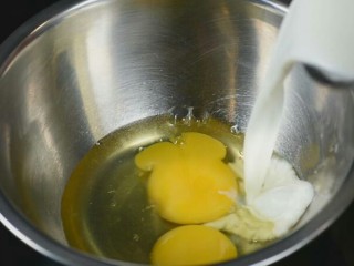 香甜南瓜派,鸡蛋2个牛奶150毫升盐1克搅拌均匀