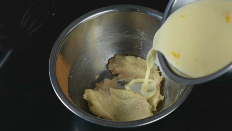 香甜南瓜派,分次慢慢倒入蛋奶混合液，搅匀细腻无颗粒。