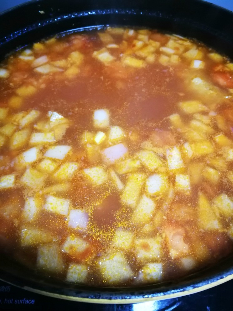 罗宋汤,倒入后搅拌均匀，继续加盖小火炖煮。