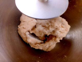 中式点心+蛋黄酥,把油皮材料放入厨师机里揉10分钟左右，揉到可以拉出薄膜即可。