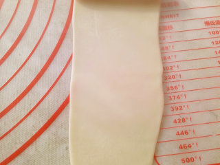 中式点心+蛋黄酥,再依次用擀面杖擀成牛舌形（长度20CM左右）卷起来盖上保鲜膜松弛15分钟。