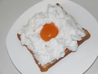 幸福早餐~火烧云土司,把蛋黄放入
