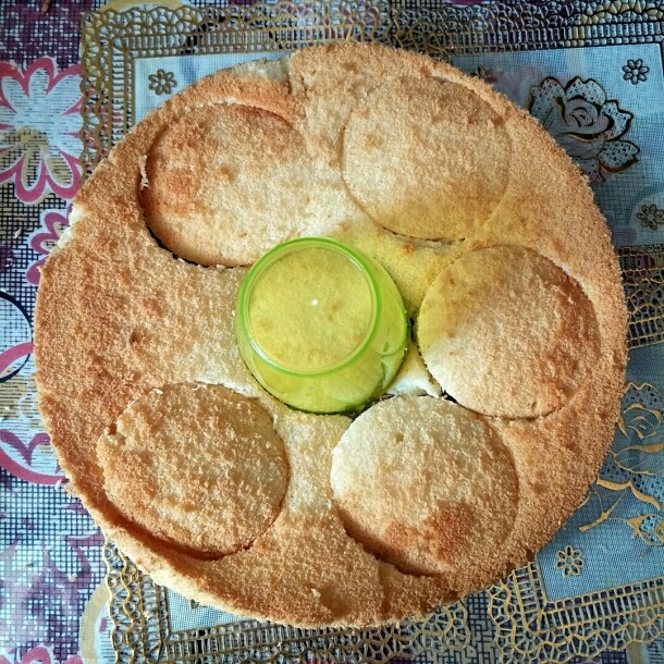 盆栽蛋糕(附戚风蛋糕做法),切一片戚风蛋糕，用小杯子印出圆圈