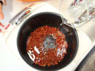 自制红豆沙,加入刚刚漫过红豆的清水，按下煮粥键
