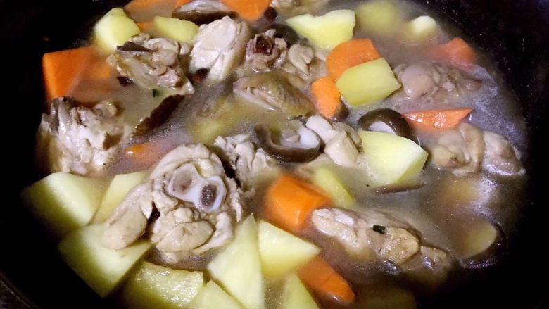 鸡腿炖时蔬,放入土豆、胡萝卜、香菇翻炒均匀后添加清水开始炖