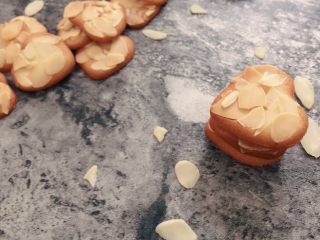 爱心杏仁瓦片酥,因为瓦片酥很薄，所以全程要注意不要烤糊。