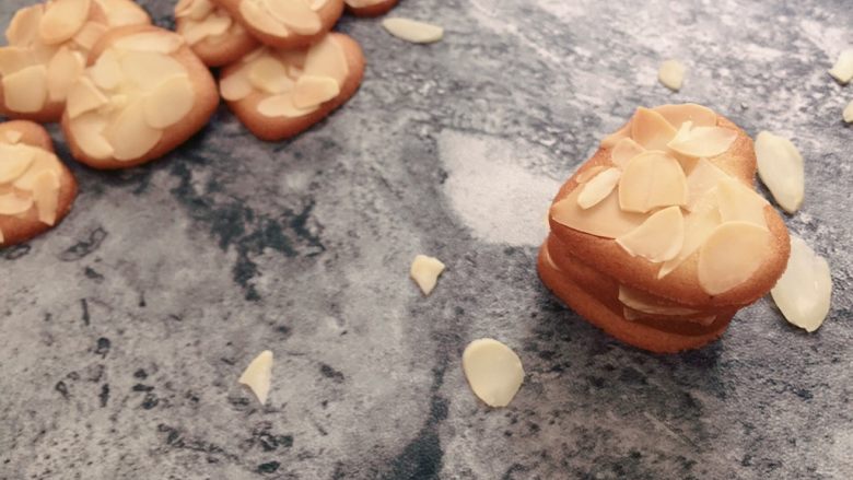 爱心杏仁瓦片酥,因为瓦片酥很薄，所以全程要注意不要烤糊。