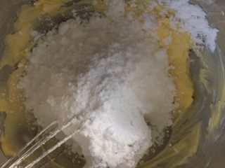 爱心杏仁瓦片酥,加入糖粉，继续搅拌。速度要慢，黄油不需要打发。