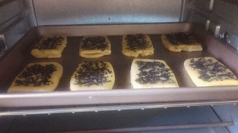 芝麻咸酥饼,将烤盘放入预热好的烤箱中层，上下火180度，烤18分钟，出炉晾凉即可。